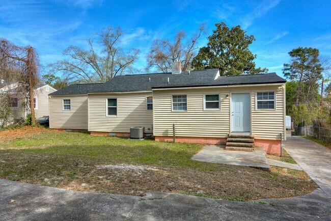 Building Photo - Just Listed! Beautiful 3 Bedroom Home!