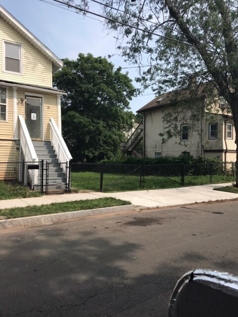 Building Photo - 4 Bedroom Single Family Home in Fairhaven