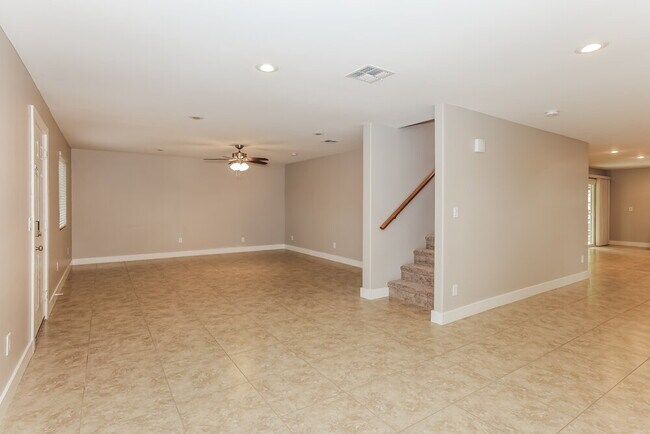 Foto del edificio - 120 E Foothill Dr