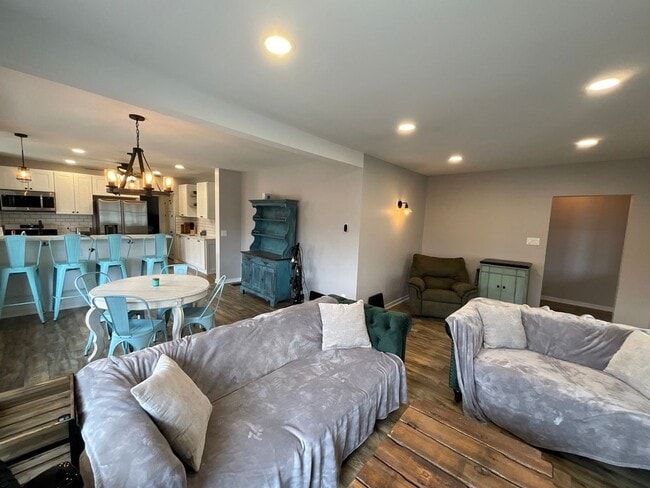 Building Photo - FULLY FURNISHED 3-bedroom, 2.0 bathroom home in Saint Joseph
