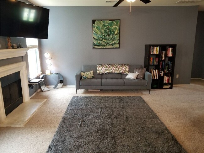 Foto del edificio - 2600 Haselwood Ln