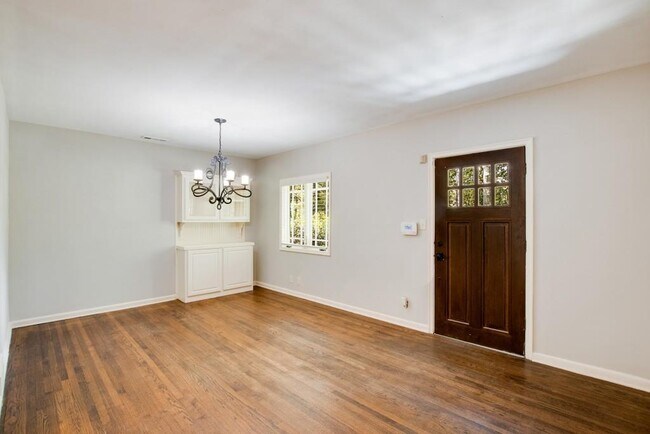 Building Photo - 1243 Spring Valley Ln NE