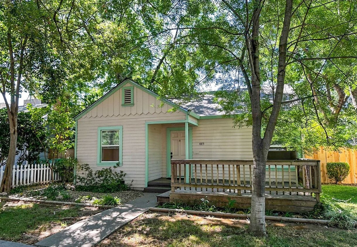 Primary Photo - 5 Bedrooms and 3 Bathrooms!