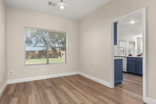 Foto del edificio - 3803 Redbud Dr