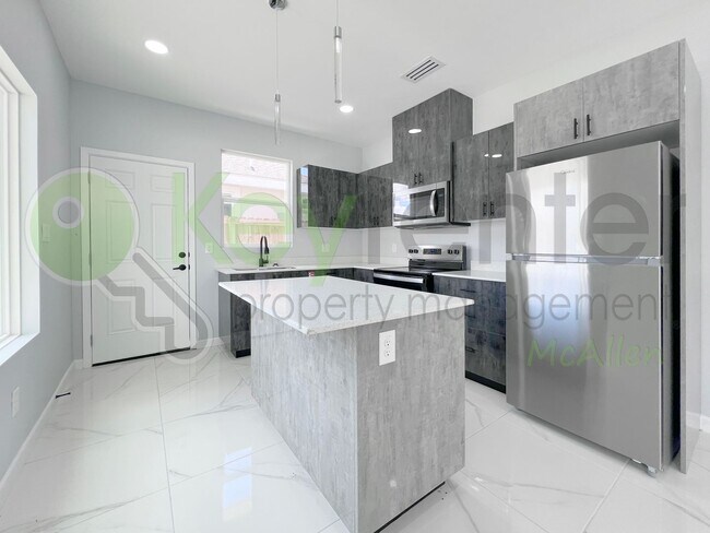 Foto del edificio - Beautiful Brand New 3 b/2bath Apartment in...