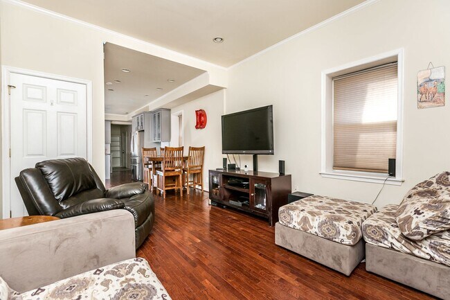 Foto del edificio - Stylish End-of-Group 2 bd 2.5bth Home in P...
