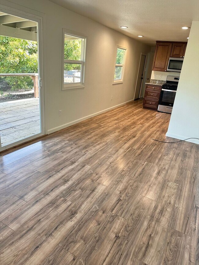 Building Photo - Beautiful 2 Bedroom 1 Bath Single Family Home Available 04/06/26