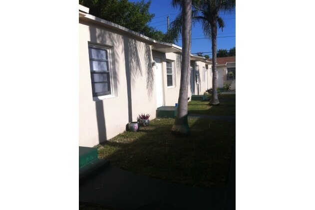 Building Photo - Villas at Johnson