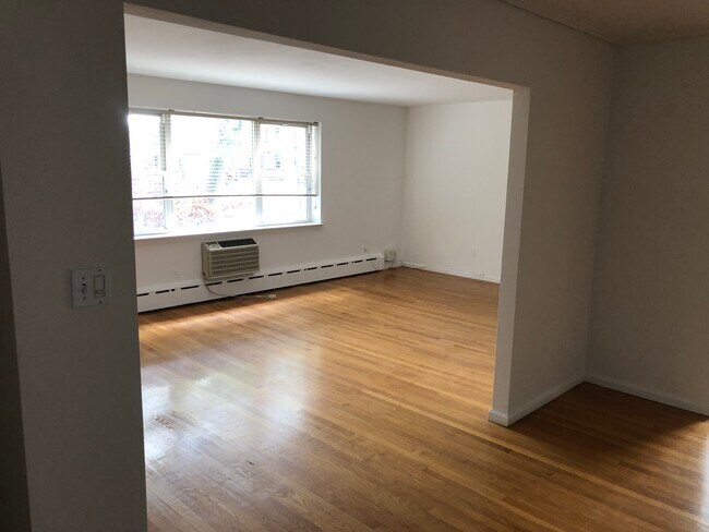 Living room / natural light - 5925 Delafield Ave