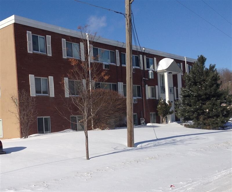 Building Photo - 1 BDRM on 2nd Floor $800