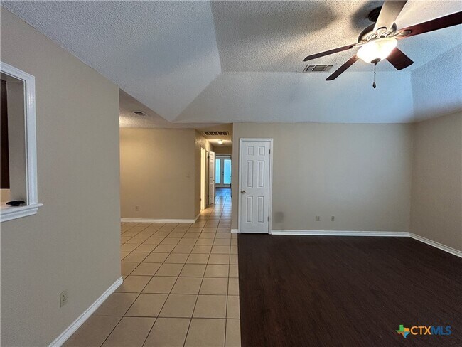 Foto del edificio - 1642 W County Line Rd