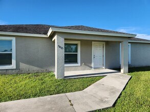 Building Photo - 5012 Dolphin Ct