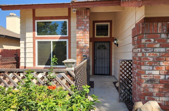 Foto del edificio - Great Two Story 3BD, 2.5BA Plus Bonus Room...