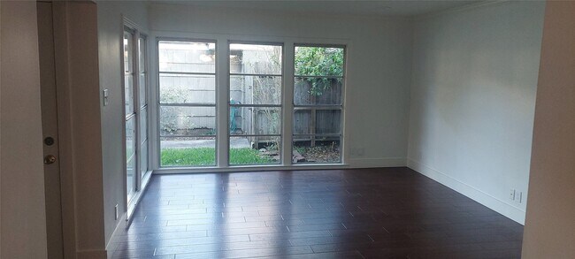 Foto del edificio - 4629 Cedar Oaks Ln