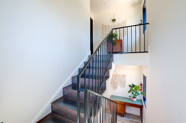 Building Photo - 1851 Lobdell Pl