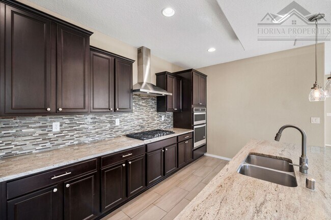 Foto del edificio - Gorgeous Corner-Lot Townhouse with Mountain Views