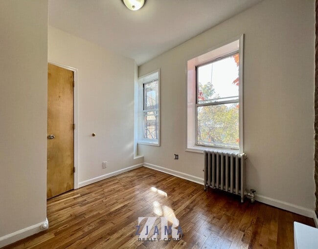 Building Photo - 326 21st St