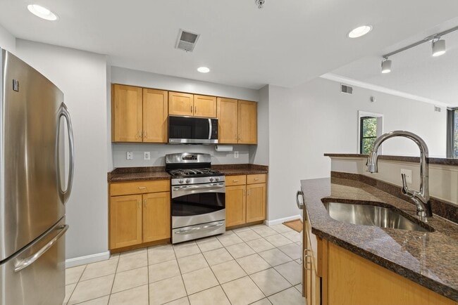 Building Photo - 2220 Fairfax Dr