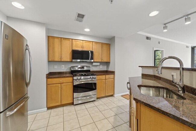 Foto del edificio - 2220 Fairfax Dr