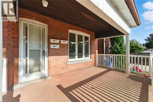 Photo du bâtiment - 176 Balsam Ave S