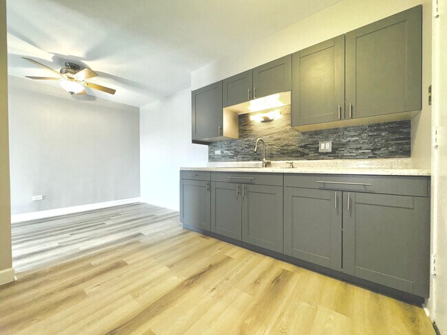Building Photo - 10504 S Highland Ave
