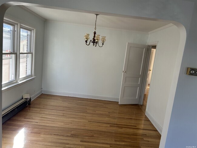 Foto del edificio - 83-36 252nd St