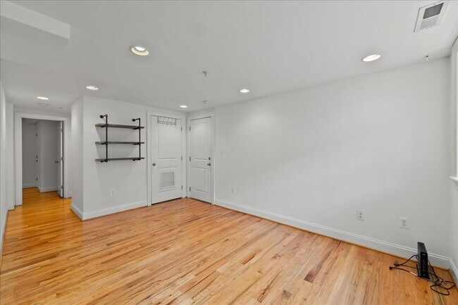 Foto del edificio - 739 Newton Pl NW