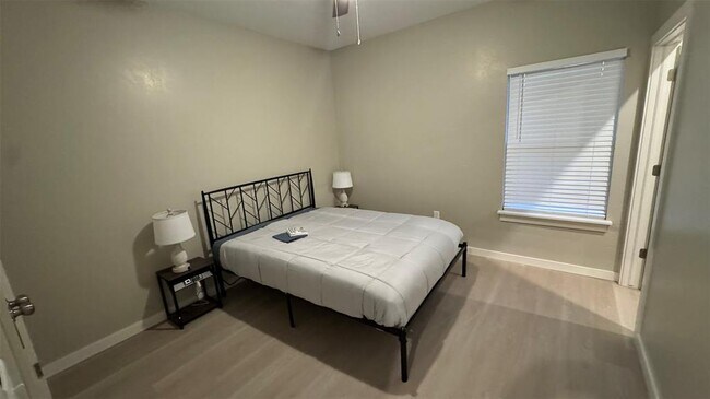 Foto del edificio - 110 Sterling Dr