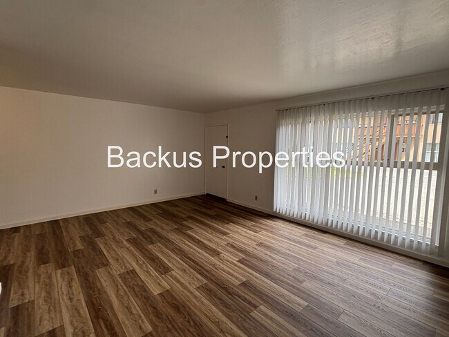 Foto del edificio - 922 Lupin Dr