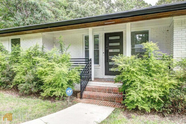 Building Photo - 2170 Edgemore Dr SE