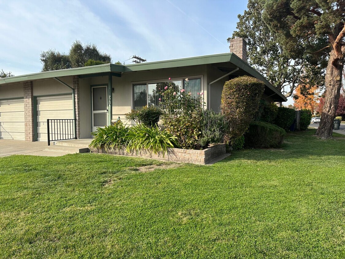 Primary Photo - 3 Bedroom 2 Bathroom Duplex in Greenhaven