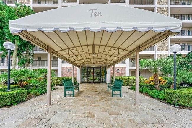 Building Photo - 3150 N Palm Aire Dr