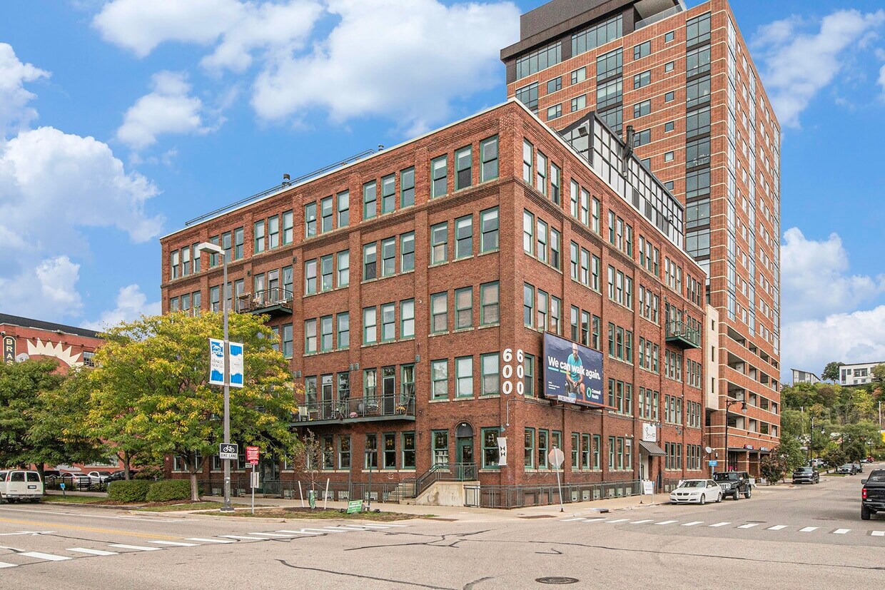 Primary Photo - 600 Monroe Ave NW