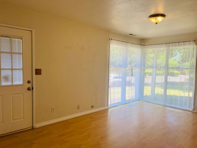 Building Photo - $500 off the first full months rent! Charm...
