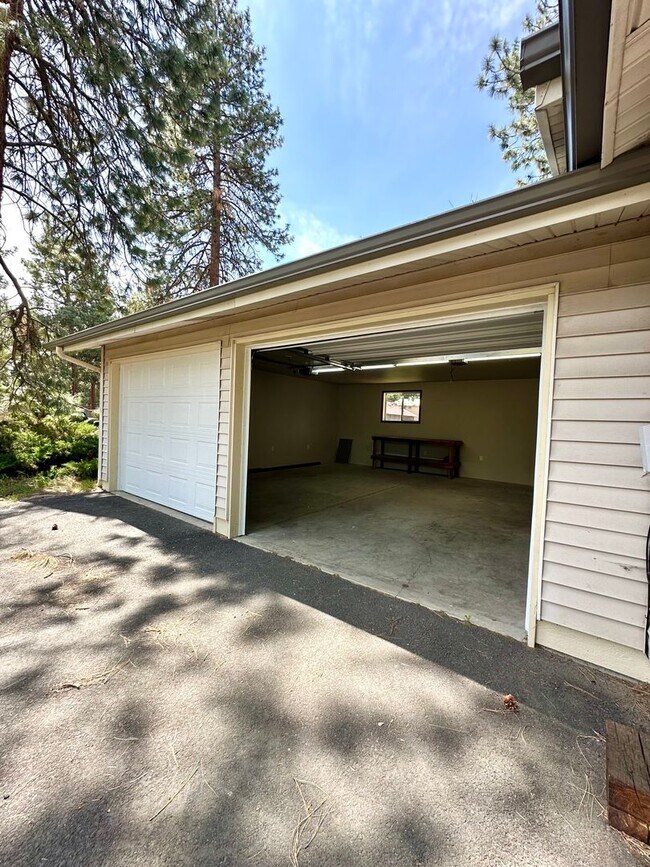 Foto del edificio - Remodeled 3 Bed Home in Deschutes River Woods with A/C & Large Fenced Yard