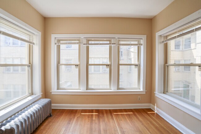 Building Photo - 4730 N Spaulding Ave