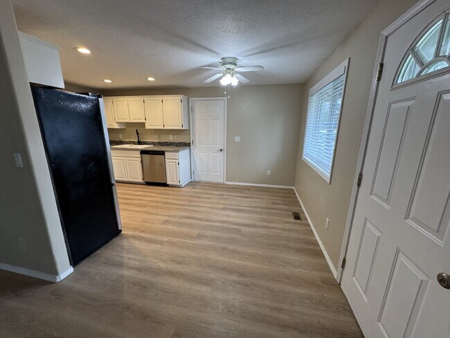 Photo - 3 Bedroom / 2 Bathroom Duplex Unit Apartment