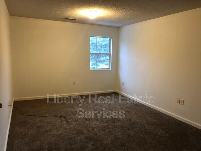 Building Photo - 134 Rolland St