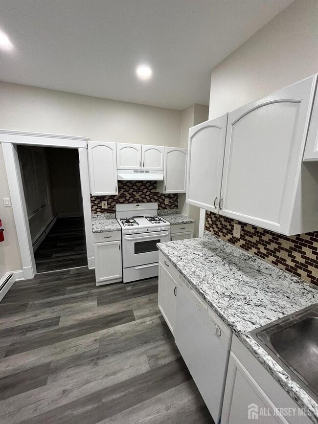 Building Photo - 28 Victoria Ave