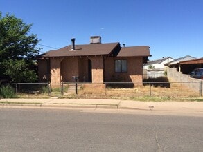 Building Photo - 214 W Cherry St