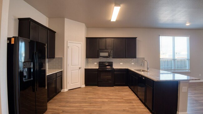 Building Photo - 521 Fallbrook Dr