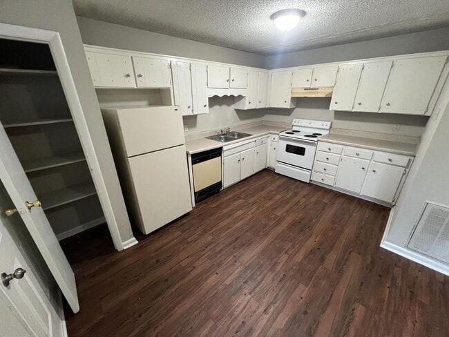 Building Photo - 818 Netherlands Dr