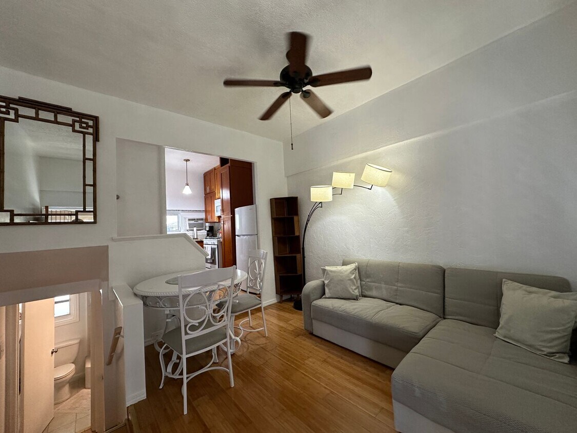 Primary Photo - Charming 2 Bed/1 Bath fully furnished Spli...