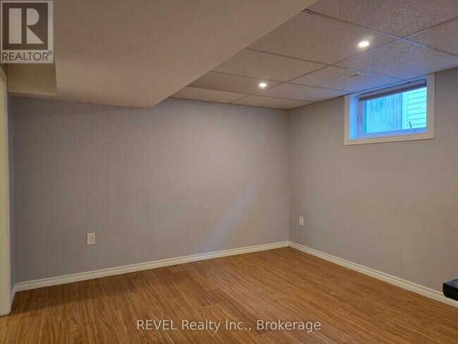 Building Photo - 33 Dundas Crescent