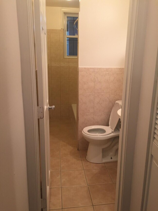 Building Photo - 612 Newton Pl NW