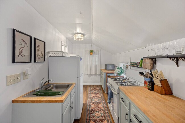 Foto del edificio - 5651 Ridge Ave