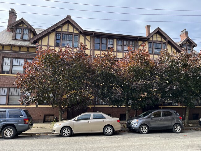 Building Photo - Plymouth Apartments