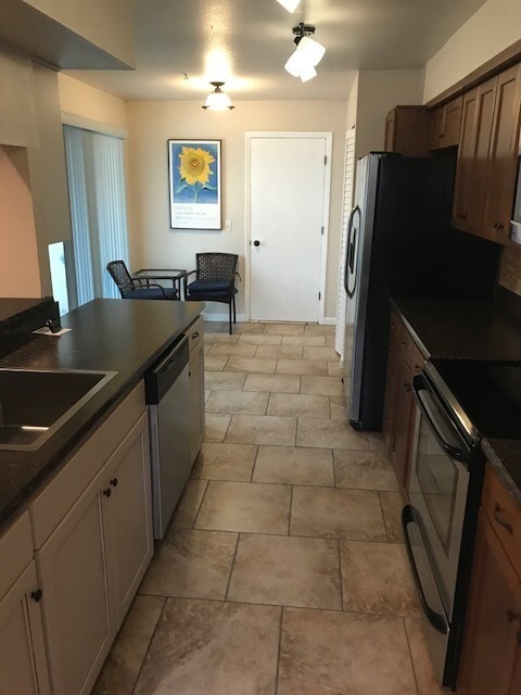 Building Photo - 2 Bedroom Townhome with pool and fitness center