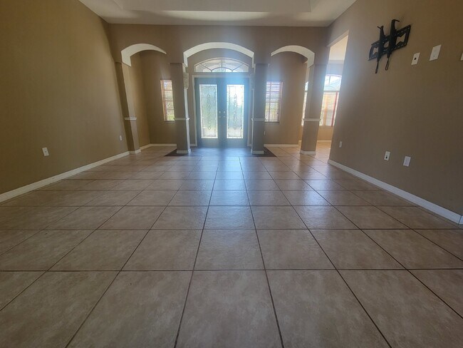 Building Photo - Beautiful 3/2/2 in the Heart of Spring Hill