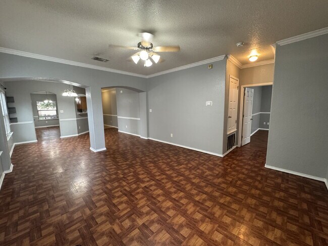Building Photo - 4 bedroom and 2 bathroom house ready for move in close to Lackland AFB and Sea World